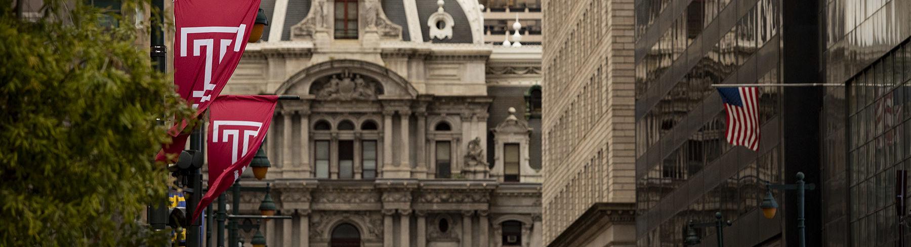 位于市场街的费城市政厅大楼两旁挂满了樱桃红色的威尼斯人赌场网站T旗